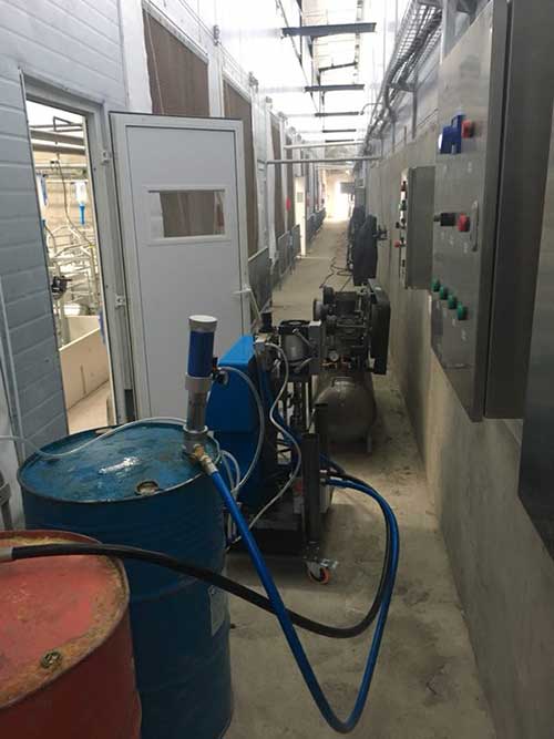聚氨酯保温材料有其优点(图1) 聚氨酯材料养殖场保温施工