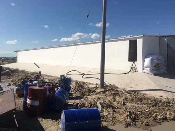 聚氨酯保温喷涂材料即将迎来下一个发展高峰(图1) 养殖场保温聚氨酯材料喷涂