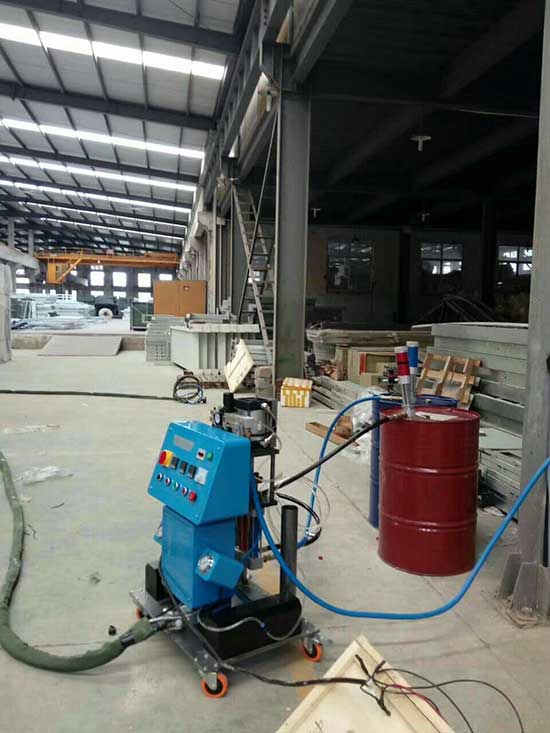 聚氨酯弹性体抗“折腾”(图1) 聚氨酯黑白料施工现场