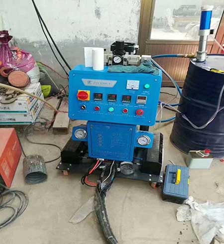 江苏聚氨酯喷涂机应用于热水管保温施工