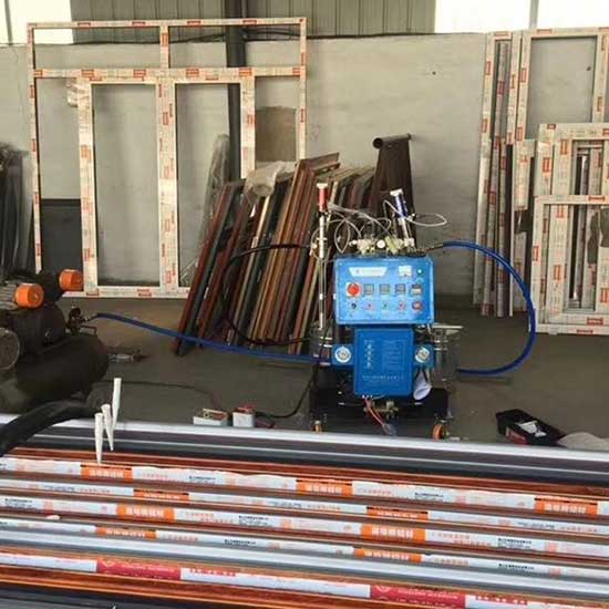 断桥铝填充泡沫怎么做进去的(图2) 小型Q2600D断桥铝填充泡沫发泡设备