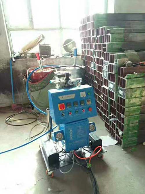 防盗门填充聚氨酯发泡(图1) Q2600D发泡机防盗门填充聚氨酯发泡案例