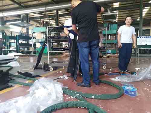 汽车配件聚氨酯填充(图2) H5600D液压聚氨酯发泡机在山东诸城用于汽车配件聚氨酯填充