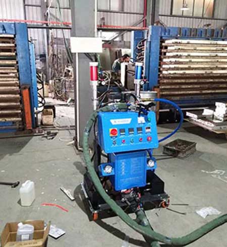 门板填充发泡模具浇注聚氨酯 喷涂机器(图1) 门板填充发泡模具浇注聚氨酯 Q2600喷涂机器