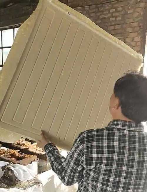 发泡地砖(图2) 发泡地砖浇注聚氨酯发泡案例