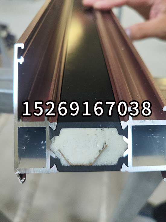 断桥铝腔体注入发泡(图6) 断桥铝腔体注入穿条发泡机案例