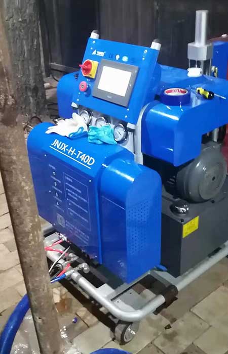 水箱浇注(图1) T40D聚氨酯黑白料高压喷涂发泡机