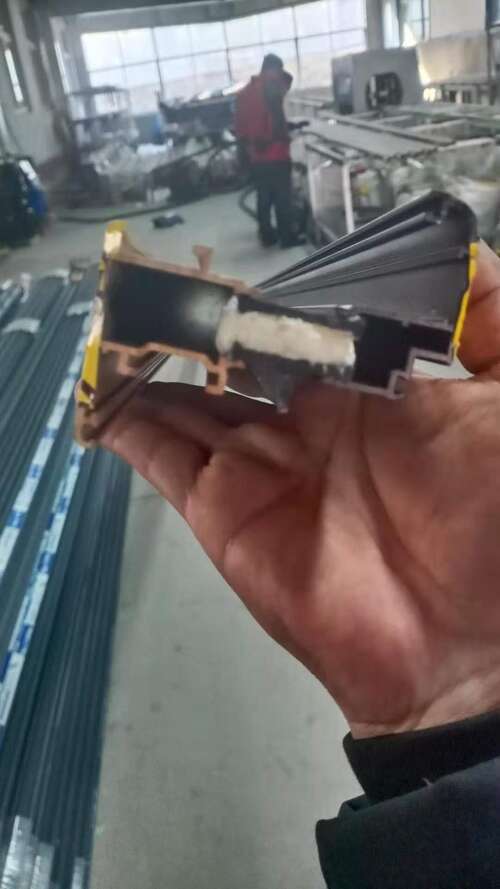 自动定量发泡机(图4) 型材门窗填充发泡案例